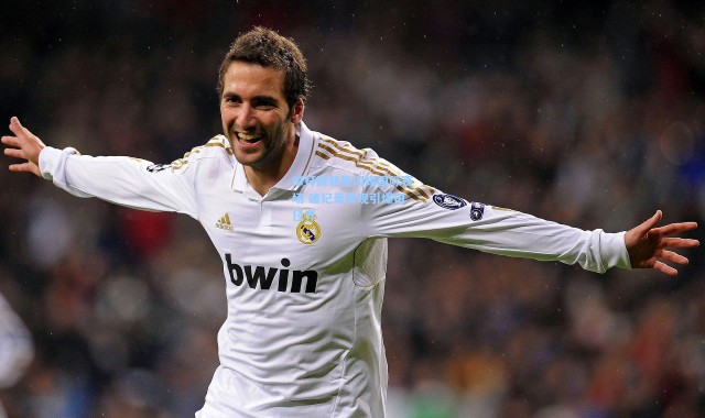 撑杆跳新星闪耀国际赛场 破纪录表现引爆田径界