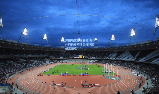 绿茵场变身漫画格 谢什科俏皮喊话引爆球迷创意狂欢